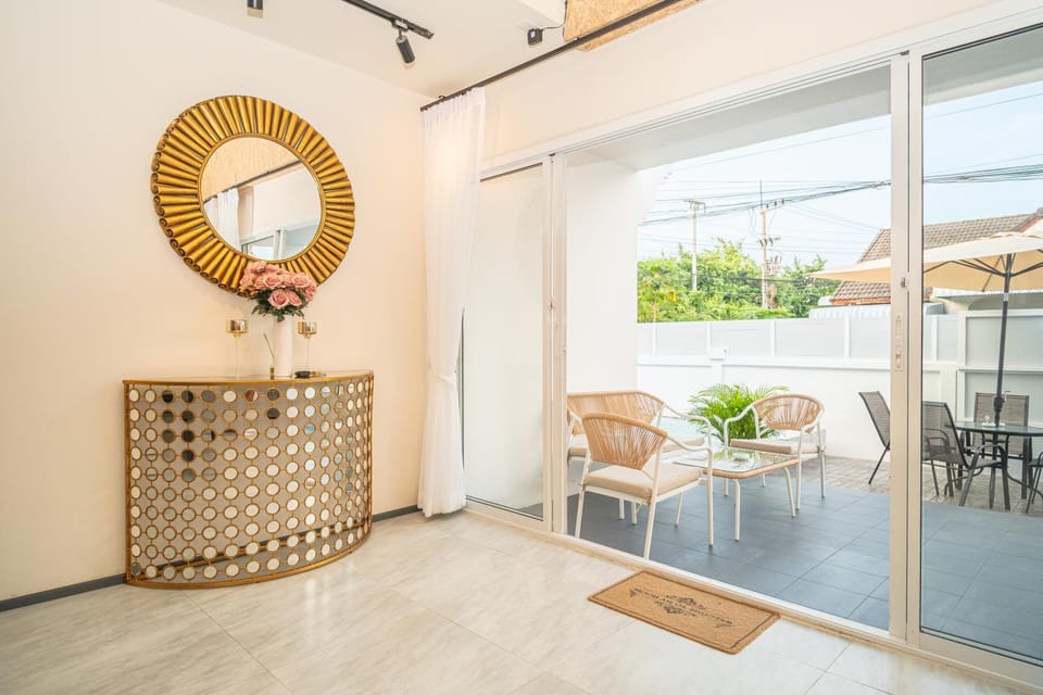 View (from property/room), Balcony/Terrace, Living room