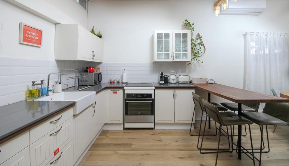 Coffee/tea facilities, Kitchen or kitchenette, oven, stove, toaster