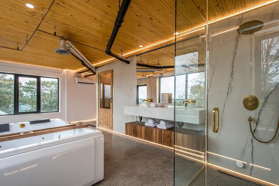 Penthouse - Spa-Inspired Guest Suite, Halifax Rooftop Home Vacation rental in Dartmouth