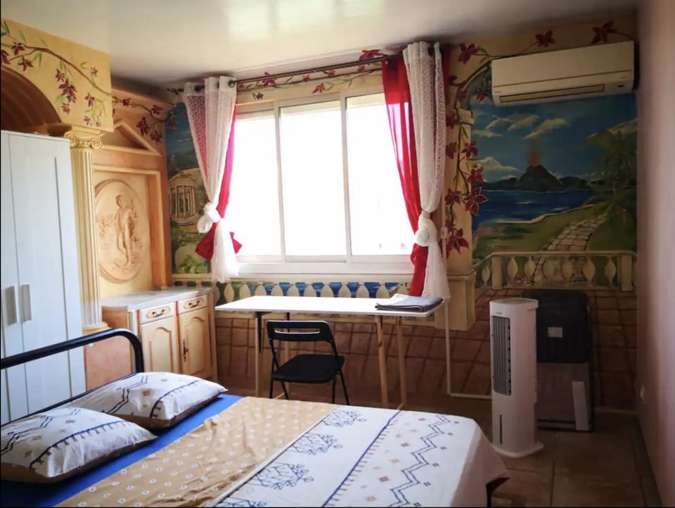 Private and air-conditioned room in an appartement of 4 rooms Bed and Breakfast in Toulon