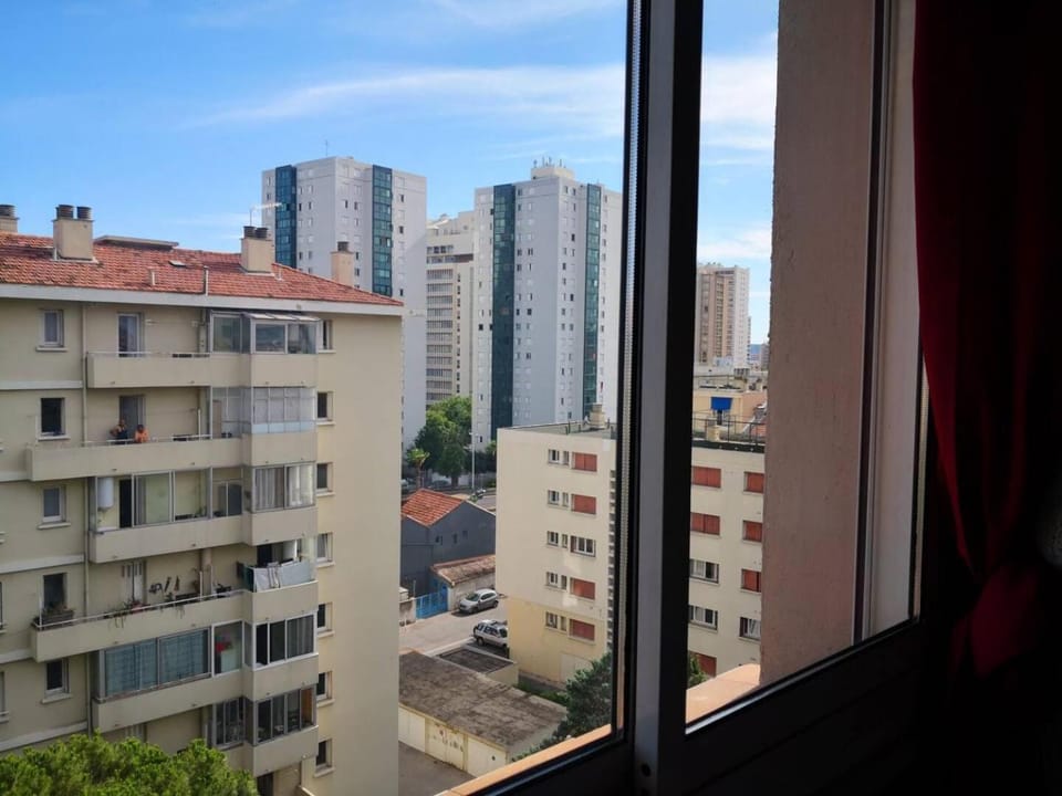 Private and air-conditioned room in an appartement of 4 rooms Bed and Breakfast in Toulon