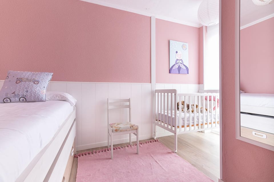 Bedroom, cot