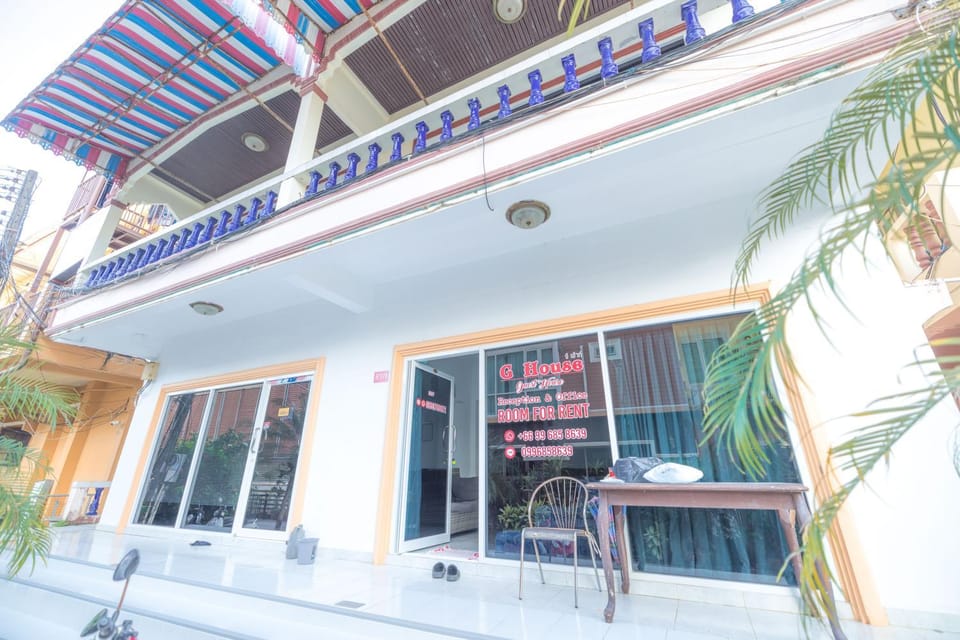 Property building, Facade/entrance, Lobby or reception