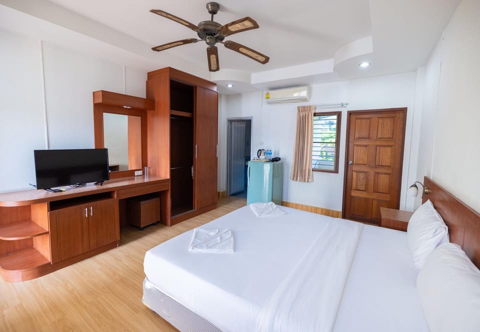 Bed, TV and multimedia, Photo of the whole room, Bedroom, fireplace, wardrobe