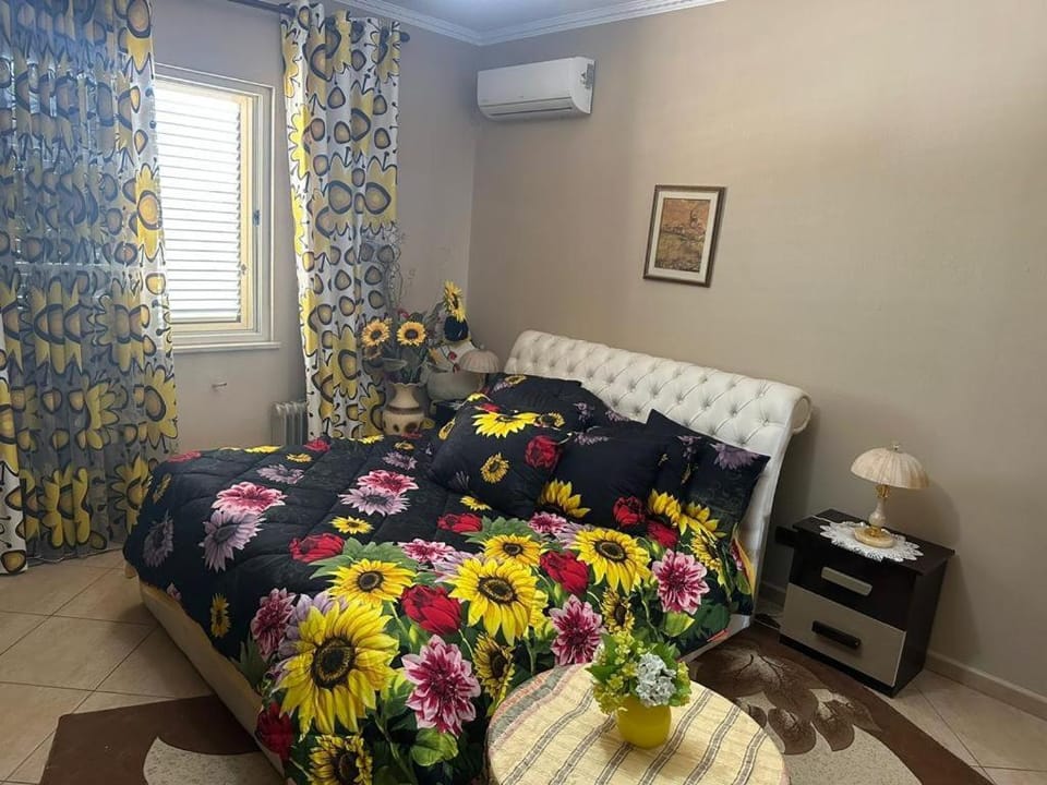 Bed, Photo of the whole room, Seating area, Bedroom, air conditioner