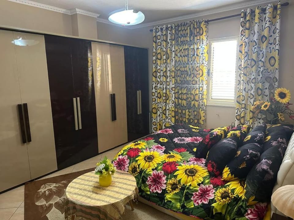 Bed, Photo of the whole room, Seating area, Bedroom, wardrobe