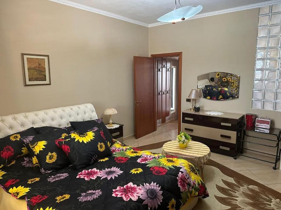 Bed, Photo of the whole room, Seating area, Bedroom, wardrobe
