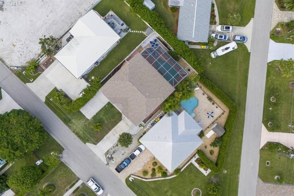 Capri Charm Remodeled Oasis w/ Heated Pool-Kayaks House in Isles of Capri