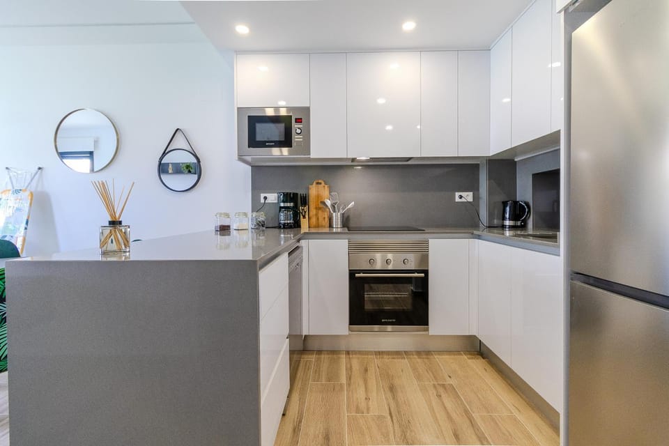 Coffee/tea facilities, Kitchen or kitchenette, dishwasher, oven, stove, toaster