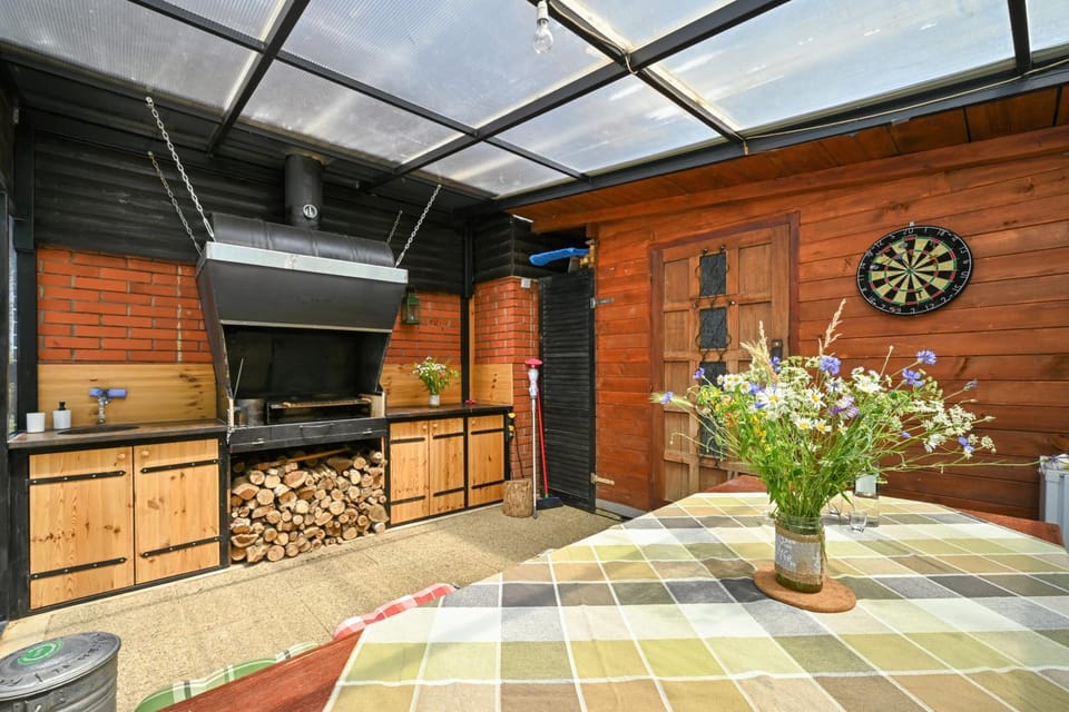 BBQ facilities, Darts, Seating area