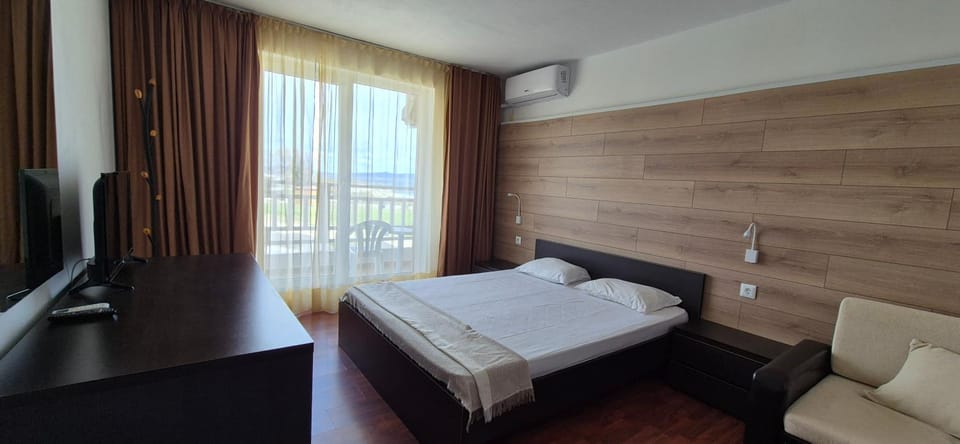 Photo of the whole room, Bedroom