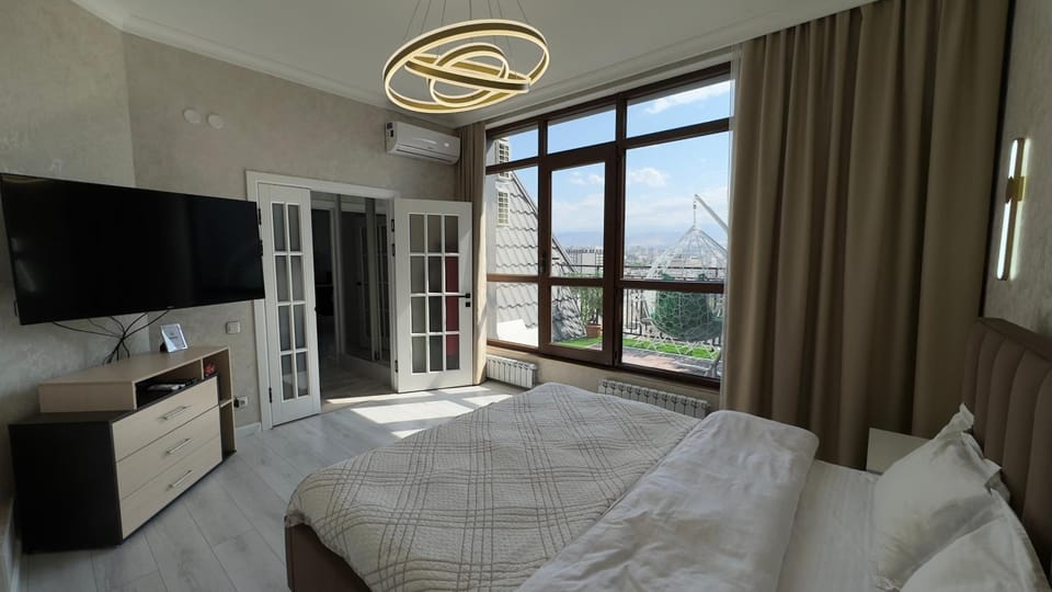 Bed, TV and multimedia, Photo of the whole room, Bedroom