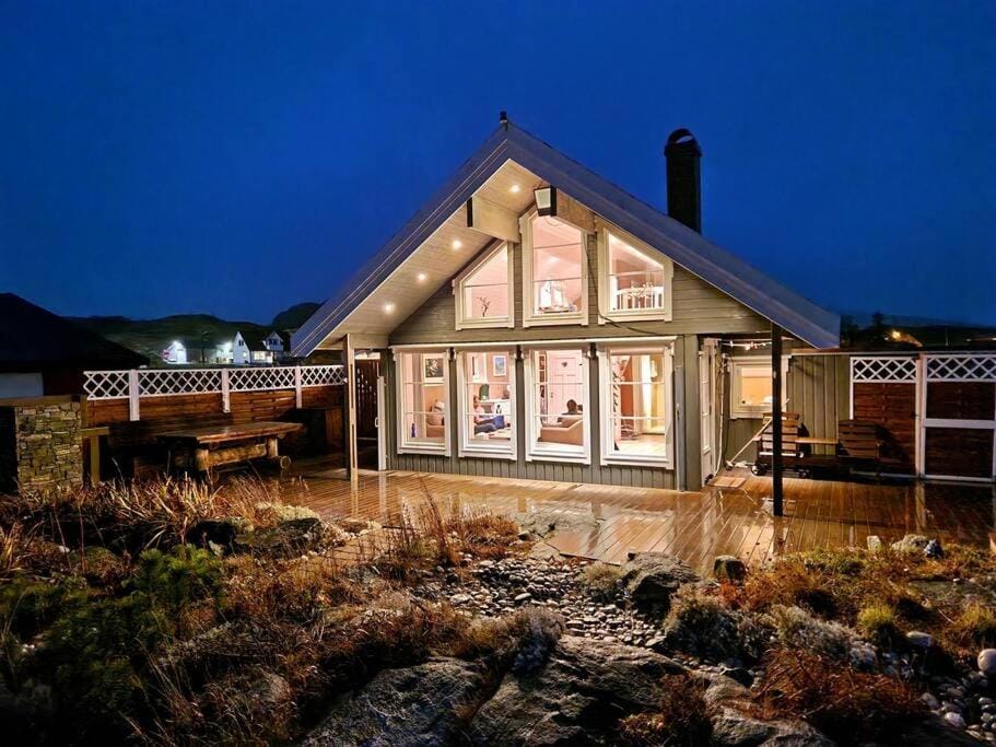Hytte ved havet på Brensholmen, nær Sommarøy, Tromsø House in Troms Og Finnmark