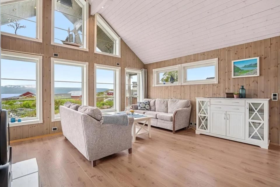 Hytte ved havet på Brensholmen, nær Sommarøy, Tromsø House in Troms Og Finnmark