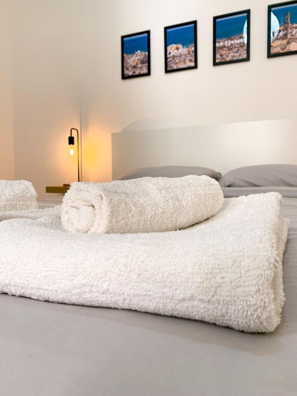 Bed, towels