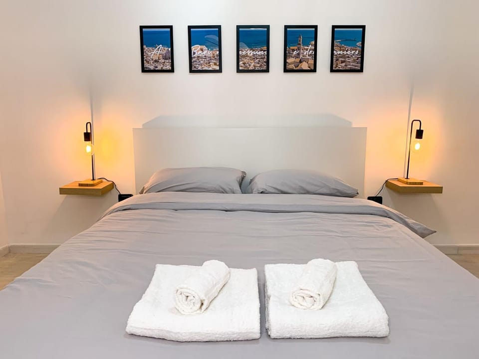 Bed, Bedroom, towels