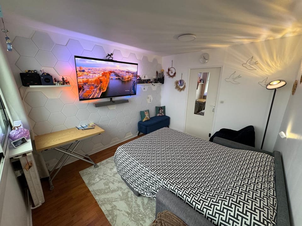 Guest room in a shared apartment - Metro 7 and Tramway T3a Bed and Breakfast in Paris