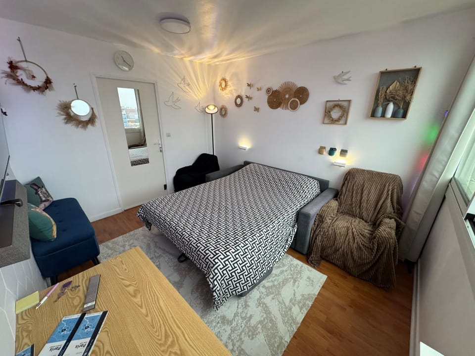 Guest room in a shared apartment - Metro 7 and Tramway T3a Bed and Breakfast in Paris
