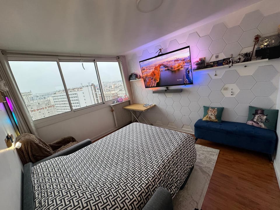 Guest room in a shared apartment - Metro 7 and Tramway T3a Bed and Breakfast in Paris