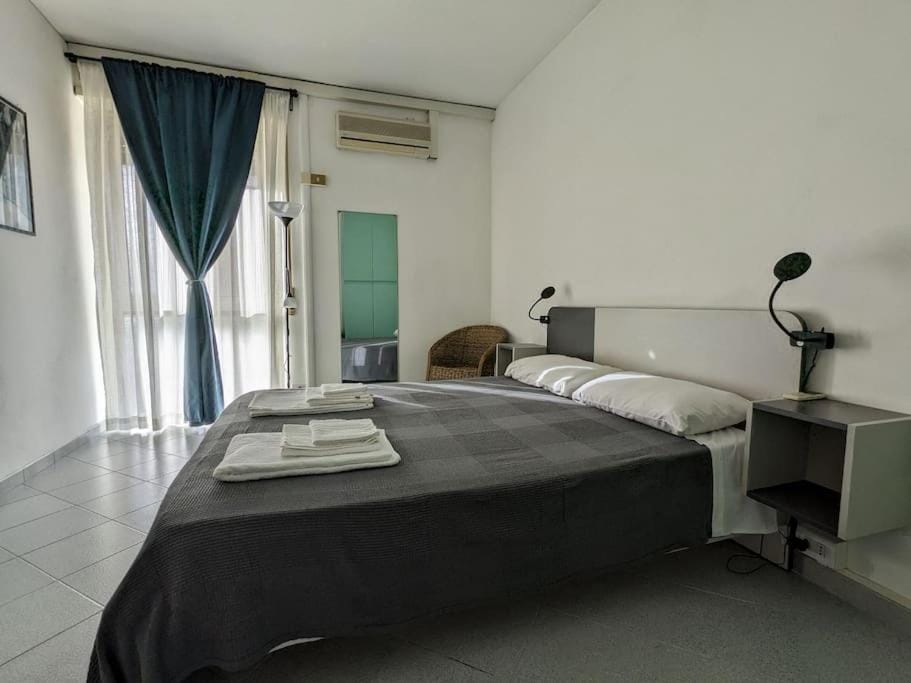 Bed, Photo of the whole room, Bedroom, air conditioner