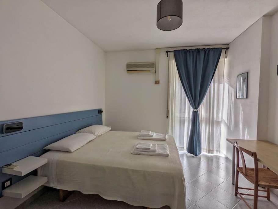Bed, Photo of the whole room, Bedroom, air conditioner