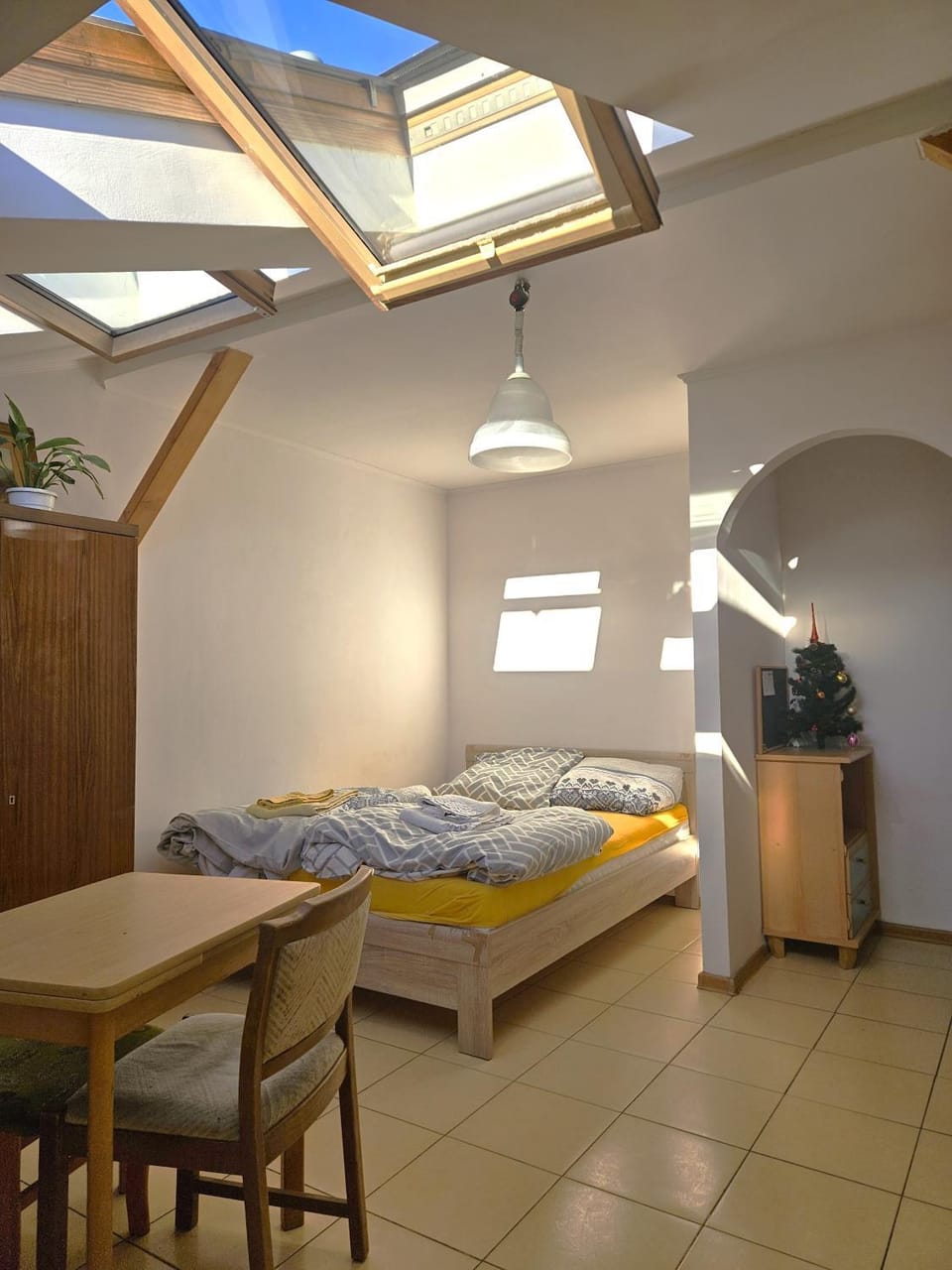 Bed, Living room, Photo of the whole room, Seating area, Bedroom