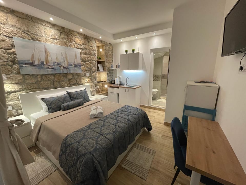 Bed, TV and multimedia, Coffee/tea facilities, Photo of the whole room, Bedroom, wardrobe
