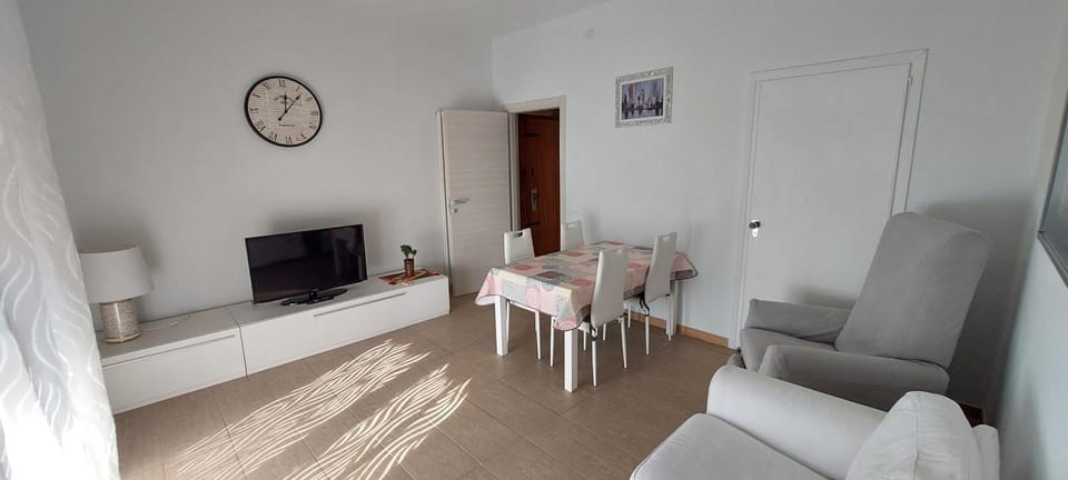 Communal lounge/ TV room, TV and multimedia, Living room, Seating area, Dining area, Evening entertainment