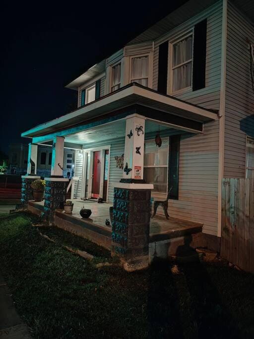 The vampire's den, downtown big house, pets ok House in Fort Smith