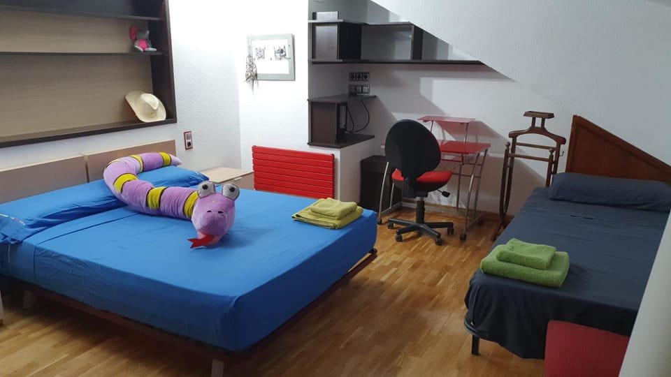 Bed, Photo of the whole room, Seating area, Bedroom, hair dresser