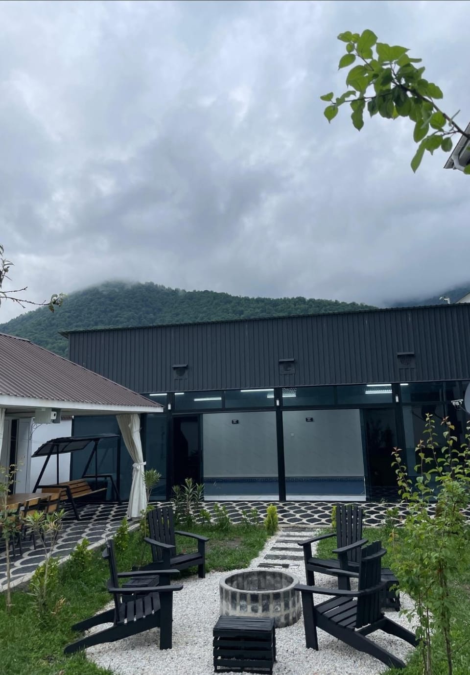 Property building, Spring, Day, Natural landscape, Garden, Garden, Garden view, Mountain view, Swimming pool