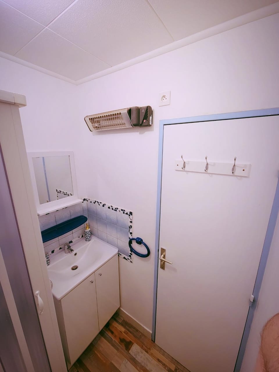 Bathroom, towels