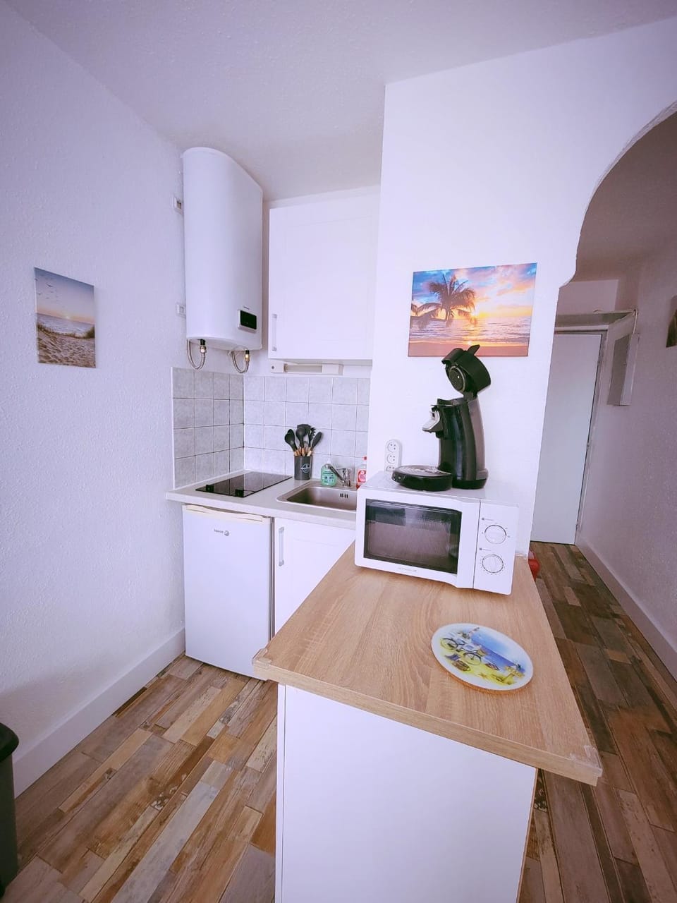 Kitchen or kitchenette, minibar, stove
