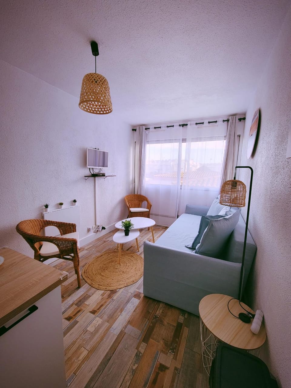 Bed, Living room, Seating area, Bedroom