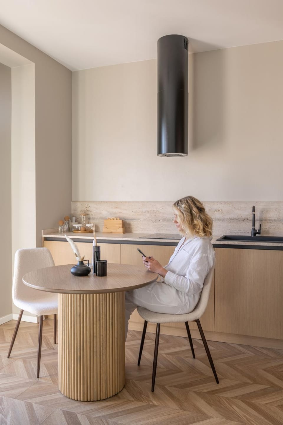 People, Kitchen or kitchenette, Living room, Dining area