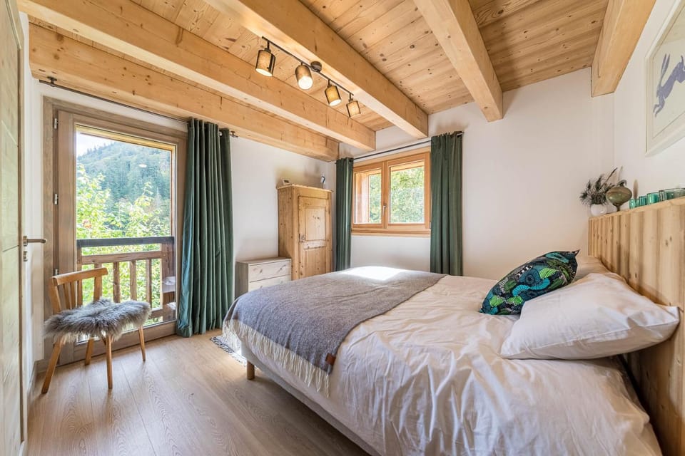 Bed, View (from property/room), Photo of the whole room, Bedroom, Garden view