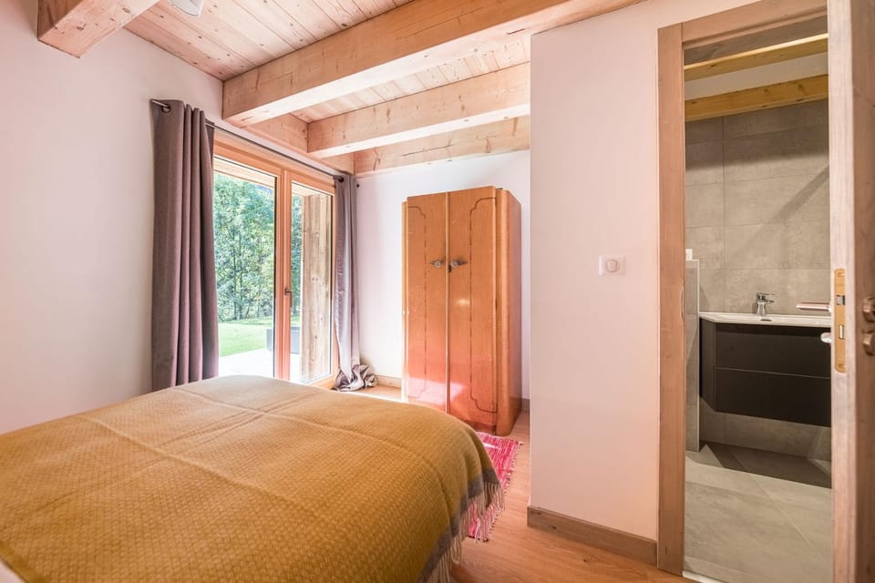 Shower, Toilet, Bed, Bathroom, Bedroom, wardrobe