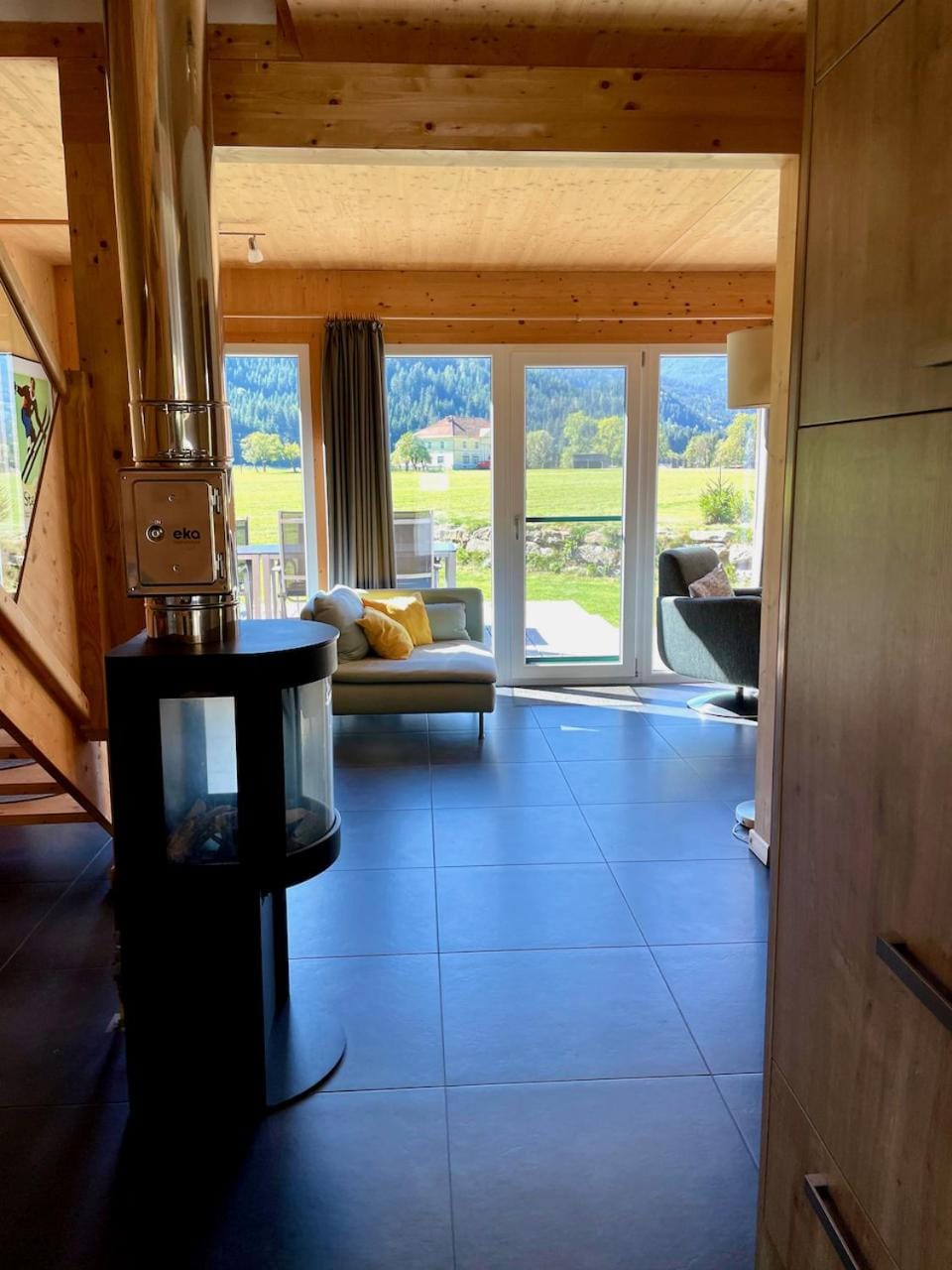 View (from property/room), Decorative detail, Seating area, Garden view, Mountain view