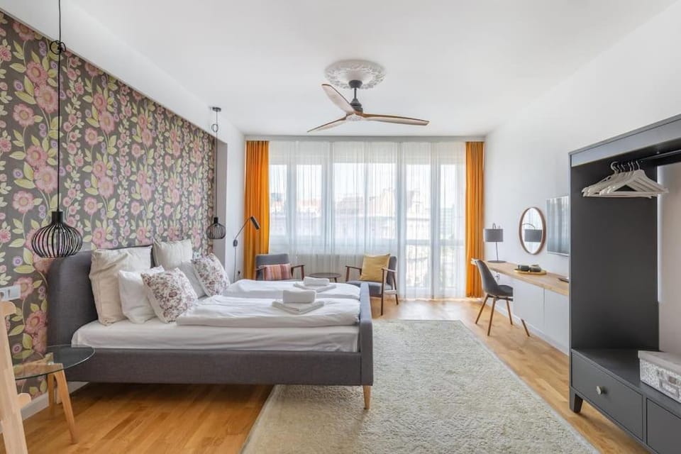 Bed, TV and multimedia, Living room, Photo of the whole room, Seating area, Bedroom, fireplace, towels, wardrobe