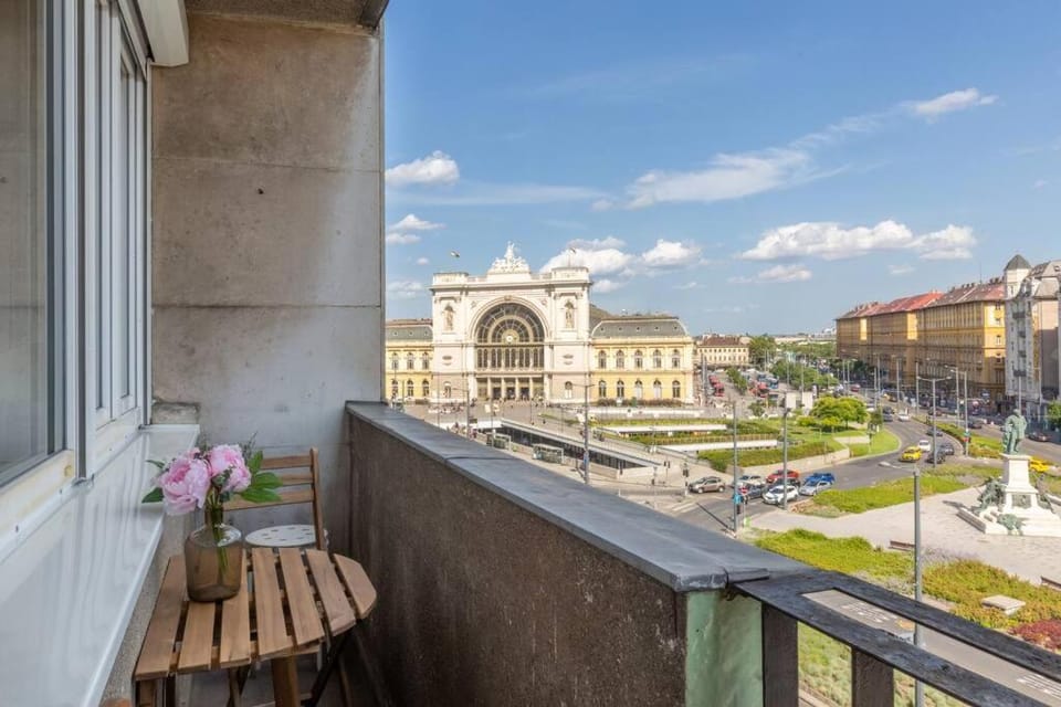 Property building, Nearby landmark, Day, View (from property/room), Balcony/Terrace, City view