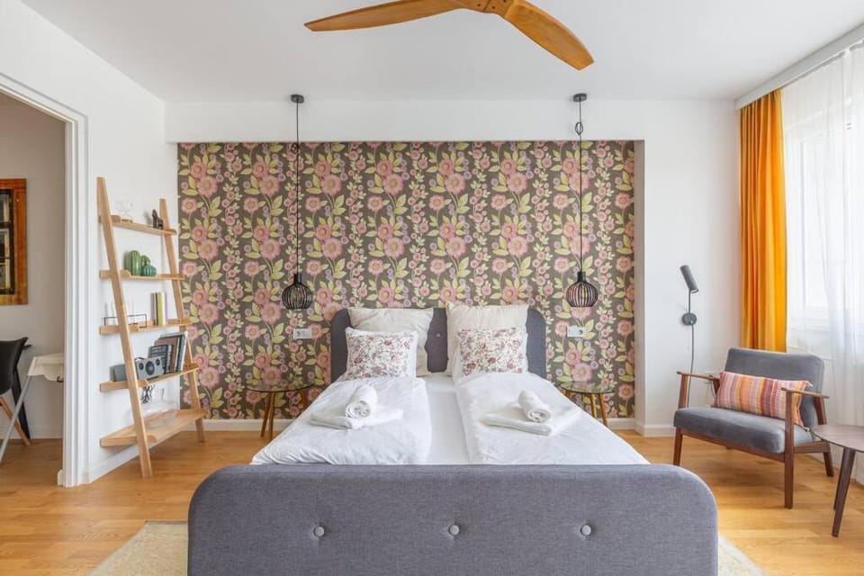 Bed, Living room, Photo of the whole room, Seating area, Bedroom, fireplace, towels