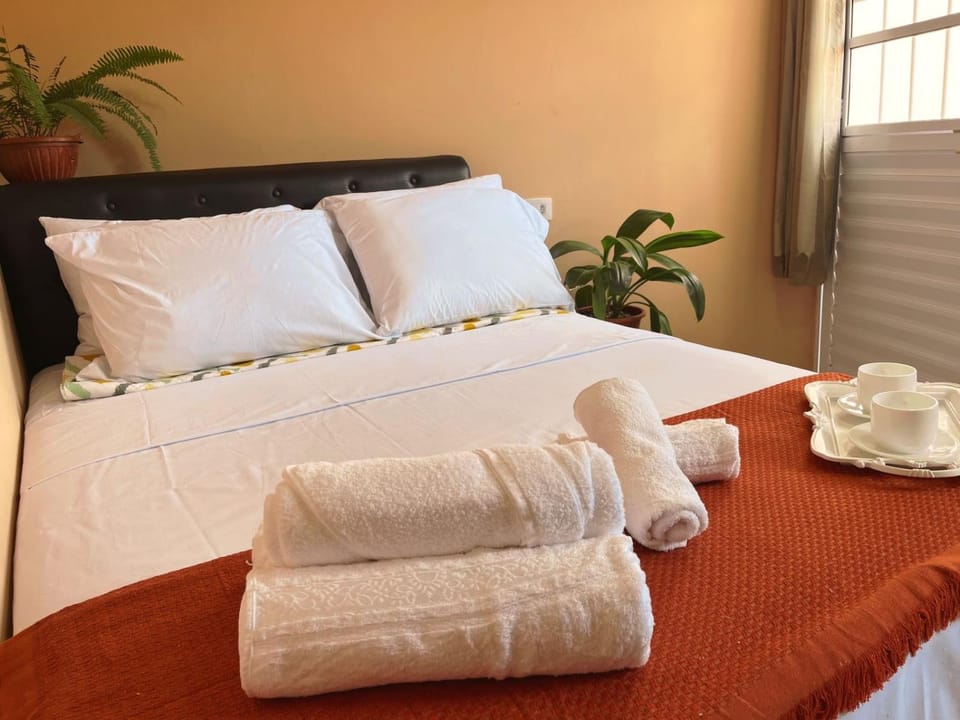 Bed, Bedroom, towels