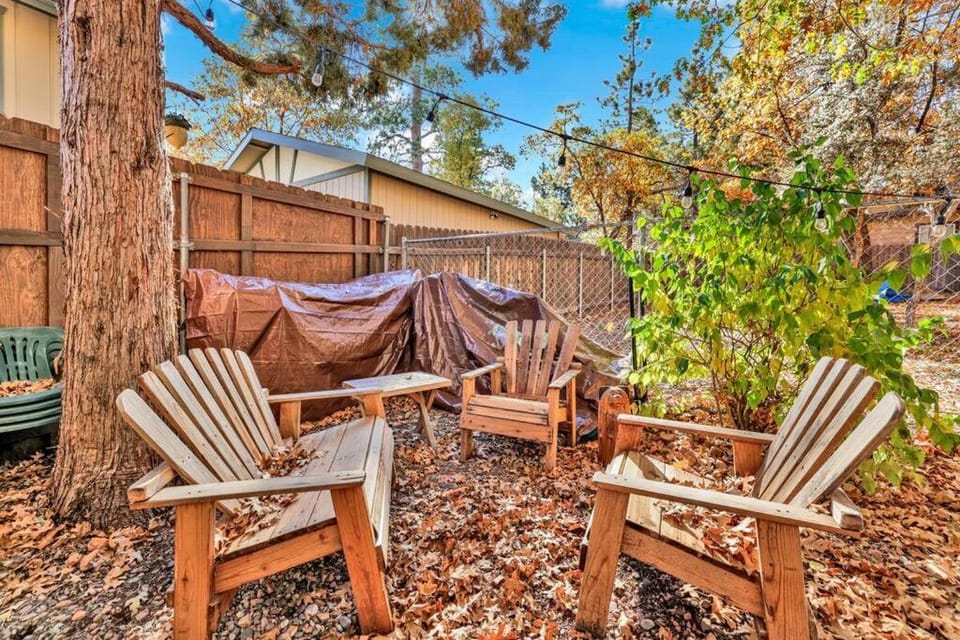 Apres Chalet Retreat~ Hot Tub~ Relax Away Cottage~ House in Southern California
