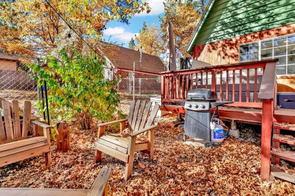 Apres Chalet Retreat~ Hot Tub~ Relax Away Cottage~ House in Southern California