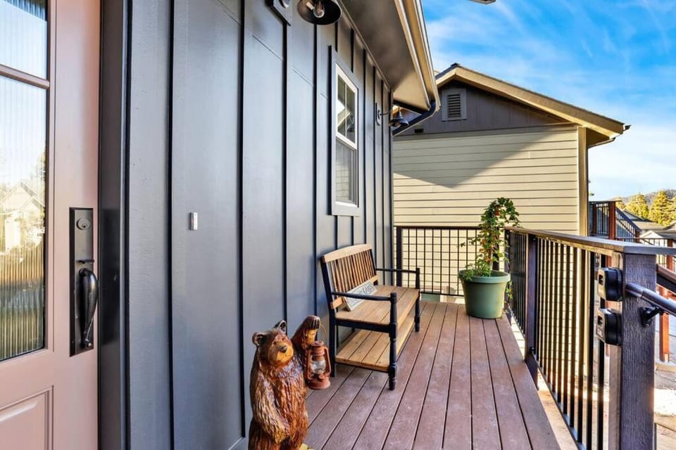Pine Meadow Village Castle~ Incredible Chalet Home House in Big Bear