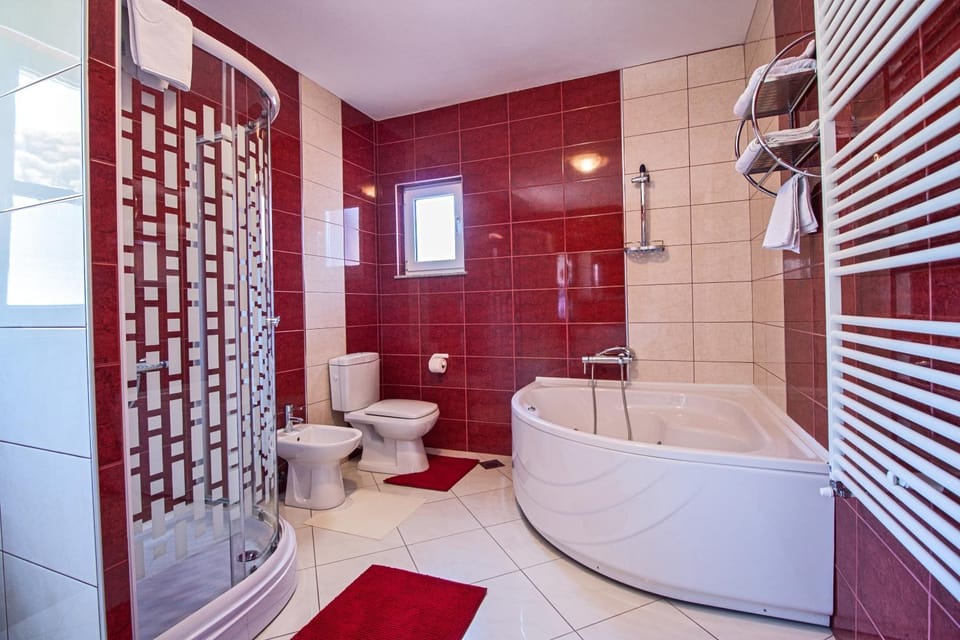 Shower, Toilet, Day, Hot Tub, Bathroom, Spa and wellness centre/facilities