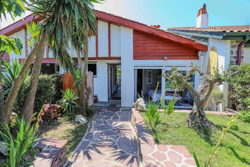 Property building, Facade/entrance, Garden, Garden view