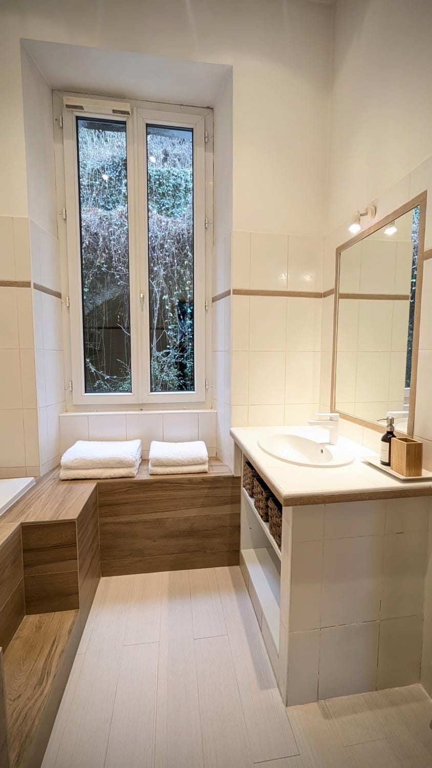 Bathroom, towels