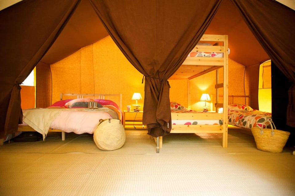 Tente Lodge La Téouleyre Bed and Breakfast in Saint-Julien-en-Born