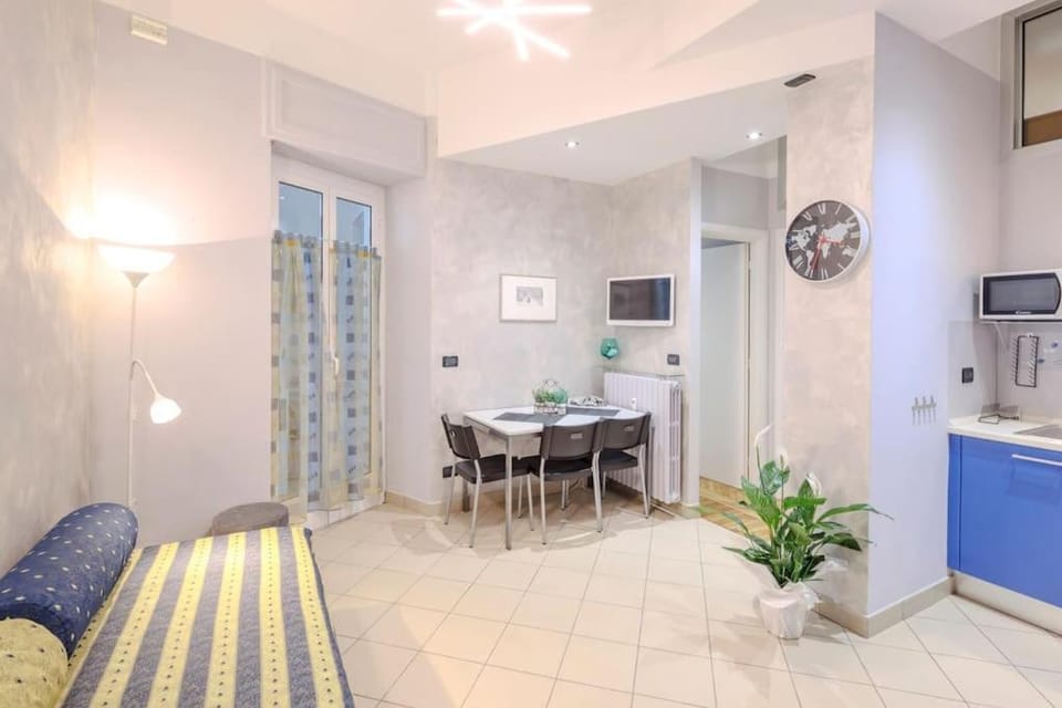 Bed, TV and multimedia, Living room, Photo of the whole room, Seating area, Dining area